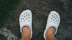 注意力分散！美國12州多校禁穿洞洞鞋上學