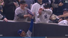 兩位穿著洋基球衣的沒品球迷，在道奇貝茲接殺界外球後，做出危險動作搶球，雙雙遭驅逐出場。（圖／擷取自MLB官網）