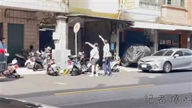 5歲莊姓老翁從3樓墜下，撞到變電箱後滾落馬路。（圖／翻攝自記者爆料網）