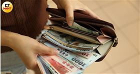 ▲原PO表示，她猶豫要住家裡還是搬出去住。（示意圖／CTWANT資料照）

