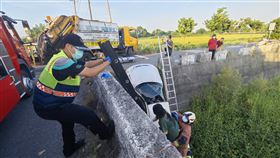 彰化溪湖，安親班老師載3學童，撞垃圾車，往後彈飛垂直掉進大排，驚悚畫面曝(圖／翻攝畫面)