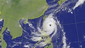 颱風康芮加速移動且維持強颱強度，七級暴風半徑達300公里且結構完整，氣象署預測全台30日深夜都將在暴風圈內。（圖取自中央氣象署網頁cwa.gov.tw）
