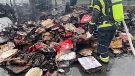 整台小貨車被燒得面目全非。（圖／翻攝畫面）