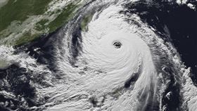 臉書粉專「台南式 Tainan Style」發文提醒，康芮颱風快速增強！目前強度已達強烈颱風等級，明日全台影響劇烈。（圖／翻攝自台南式）

