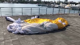 大氣球們「休假」躲康芮　美樂蒂洩氣趴地