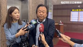 ▲立委王世堅中常會前受訪談柯文哲（圖／記者高逸帆攝影）