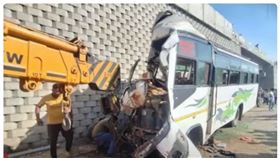 印度巴士撞爛　（圖／翻攝自First India News）