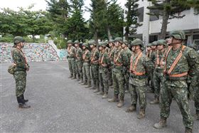 第二作戰區災防預置兵力官兵實施勤前教育。（圖／陸軍提供）