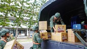 第二、三作戰區預置兵力官兵搬運災防物資。（圖／陸軍提供）
