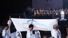 113全民運屏東開幕  大會會旗雨中進場113年全民運動會開幕典禮26日晚間在屏東盛大登場，大會會旗由在體育賽事表現亮眼的6名「屏東之光」冒雨護送進場。中央社記者黃郁菁攝  113年10月26日