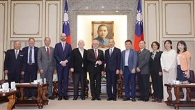 韓國瑜接見歐洲議會跨黨派議員訪台團（2）立法院長韓國瑜（右6）30日下午在立法院接見歐洲議會友台小組主席蓋勒（Michael Gahler，另譯，凱勒）（左6）一行，民進黨立委莊瑞雄（右5）、張雅琳（右2）、國民黨立委陳永康（右4）、林倩綺（右3）、民眾黨立委陳昭姿（右）陪同與會，並合影留念。中央社記者裴禛攝  113年10月30日