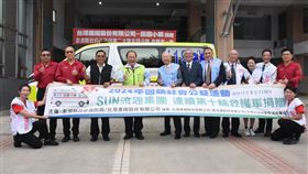 日本SUN流通集團捐贈救護車給澎湖日本SUN流通集團30日捐贈澎湖縣政府消防局一部配備精良的救護車，由縣長陳光復（左5）代表接受，將配發吉貝分隊緊急救護使用。（澎湖縣政府提供）中央社  113年10月30日