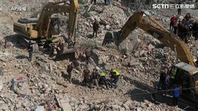 中東戰火持續，圖為以色列空襲黎巴嫩後，黎巴嫩當地進行搜救。（圖／AP授權）