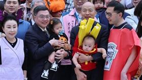 韓國瑜抱著廖先翔兒子拍大合照。（圖／翻攝自廖先翔臉書）