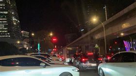 ▲台北市1日宣布，上午開始全市水門、越堤坡道只出不進，造成傍晚時間東湖地區大塞車（圖／翻攝畫面）