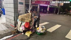 高雄鳳山區出現一名孤獨老婦，露宿街頭，沒有遮風避雨的地方，憂心風雨後凶多吉少，恐出現「門前屍」。（圖／民眾提供）