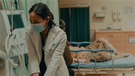 張鈞甯《化外之醫》飾演的外科醫師必須有沈著冷靜的個性。（圖／公視、中華電信、瀚草文創提供）