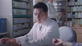 王傳一「在光裏的人」演活堅持到偏鄉看診的中醫師。（圖／大愛提供）