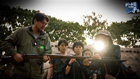 戲劇片場幕後工作為符合時代劇的時空背景，用心考究道具（圖／《我在工場拍拍手2》提供）