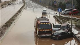 ▲西班牙東部瓦倫西亞遭暴雨和狂風襲擊，當地道路滿是泥濘。（圖／美聯社／達志影像）