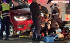 ▲高雄市大寮區一名20歲許姓女子騎乘摩托車，沿鳳林四路南往北直行時，與一輛左轉的自轎車發生碰撞，許女被撞飛到對象車道，卻又被另一輛轎車撞擊，壓在車下，許女當場沒有生命跡象。（圖／記者簡榮良攝）