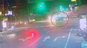 許姓女子騎車行經鳳林四路、中正路路口時，和左轉汽車發生碰撞。（圖／翻攝畫面）