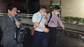 協禧電機董事長黃瑞益（中），訊後100萬元交保。（圖／翻攝畫面）