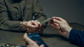 李伍農因未即時上前查看且行蹤交待不明，一度被檢警當成殺人兇手。（圖／翻攝自Pexels）