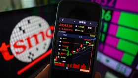 台積電穩盤  台股震盪力守23300點（1）台股24日開高約111點，隨後在平盤附近23300點震盪，台積電發揮穩盤效果，盤中上漲15元，漲幅1.41%。中央社記者王騰毅攝  113年10月24日