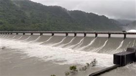 因應康芮颱風，石門水庫今（31）日一早再開溢洪道。（圖／翻攝畫面）