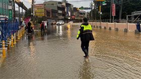 鶯歌區部分路段發生淹水情事。（圖／翻攝自新北交通族）