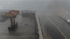 康芮強風圈紫到發白超驚人　合歡山風力爆表，武嶺亭鏡頭君猛搖(圖/翻攝自武嶺亭即時影像)