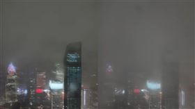 台北101狂風豪雨畫面曝！網曝1景象嚇喊「一定放假」。（圖／翻攝自Threads@xoo_michael）
