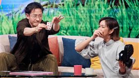 劉謙（左）錄影當天變魔術給大霈看。（圖／李蕙蘭提供）