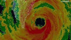 「台灣颱風論壇｜天氣特急」今（31）天上午10時30分許貼圖發文寫道，康芮颱風眼已經摸到蘭嶼，稍後將通過綠島。（圖／翻攝自台灣颱風論壇）