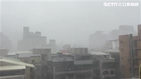 台北市興隆路四段住戶拍下強風豪雨的情況。（圖／翻攝畫面）