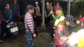 瑞芳山區土石流警戒，區公所協助住戶急撤離。（圖／翻攝畫面）