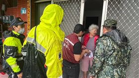 石碇警方陪同協助。（圖／翻攝畫面）