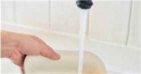 ▲原PO說，她洗碗反被男友媽媽誤以為是女傭。（示意圖／Pexels）

