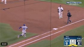 紐約洋基先發柯爾沒有及時補位，發生「誰在一壘？」的重大守備瑕疵，點燃道奇攻勢讓他們單局灌5分追平。（圖／擷取自MLB官方X）