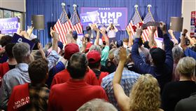 為川普造勢活動美國過去11次總統大選中，共和黨10度拿下北卡羅來納州，民主黨只有前總統歐巴馬2008年成功將北卡轉藍。圖為出席為川普造勢活動的民眾。中央社記者鍾佑貞北卡羅來納州夏洛特市攝 113年10月31日