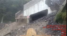 康芮強颱，台8線96K，碧綠溪明隧道，大量土石崩落，巨石(圖／翻攝畫面)