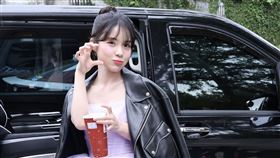 李多慧邊喝手搖報到走鐘獎（圖／記者鄭孟晃攝）