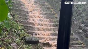 大量泥水覆蓋黃金博物館外的階梯。（圖／翻攝畫面）