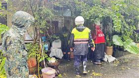 烏來發布土石流黃色警戒，區公所協助4里民緊急撤離。（圖／翻攝畫面）