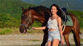 雷艾美挑戰騎馬。（圖／三立提供）
