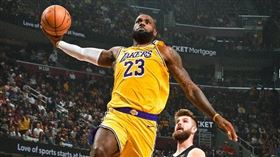 「詹皇」詹姆斯（LeBron James）此役捲土重來，13投9中轟下全場最高的26分。（圖／翻攝自湖人隊官方X）