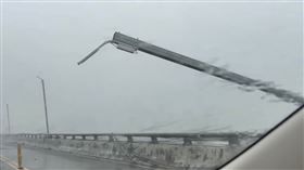 康芮強風威力太大！台東路燈「整根歪腰」畫面曝光。（圖／翻攝畫面）