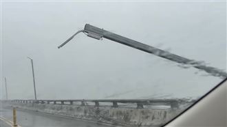 康芮強風威力大　池上大橋路燈整根歪腰