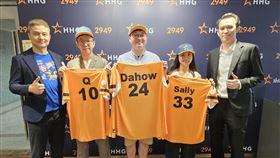 欣新網董事長陳德仁（左一）、總經理黃懷恩（右一）與一起實驗3位創辦人合影。（圖／欣新網提供）